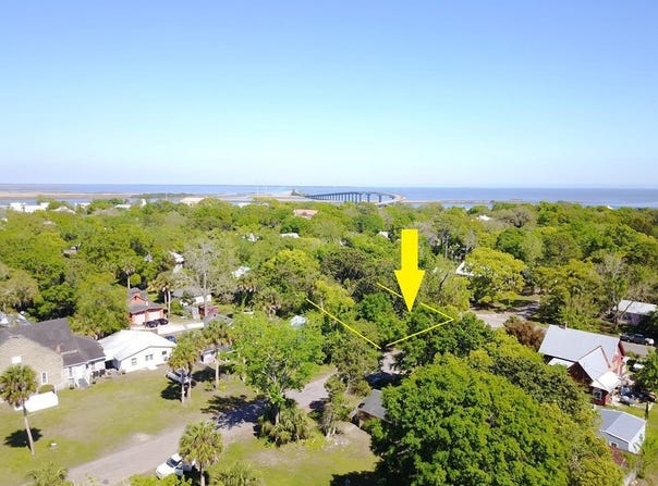 63 8th St, Apalachicola, FL 32320