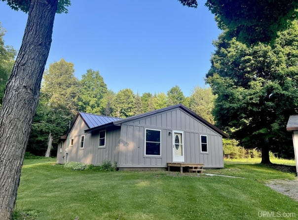 N12698 Sawyer Lake, Channing, MI 49815