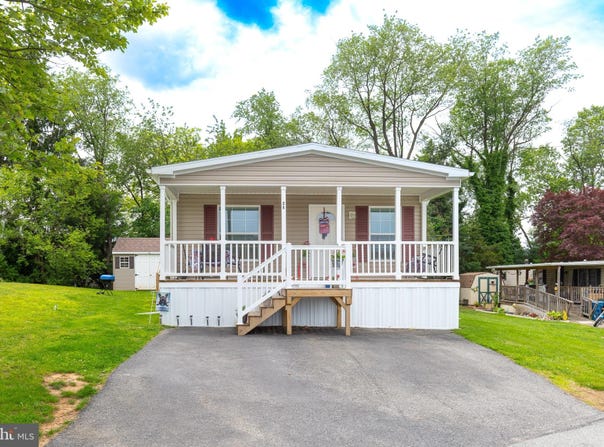24 LYLE CIRCLE, YORK, PA 17402