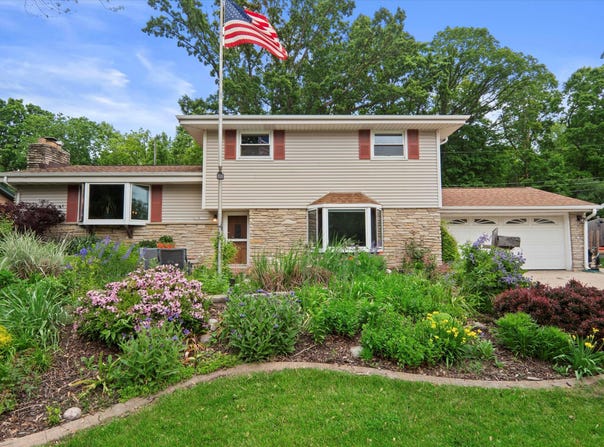 N91w17752 Saint Regis Dr, Menomonee Falls, WI 53051