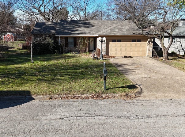 1605 Woodside Lane E, Cleburne, TX 76033
