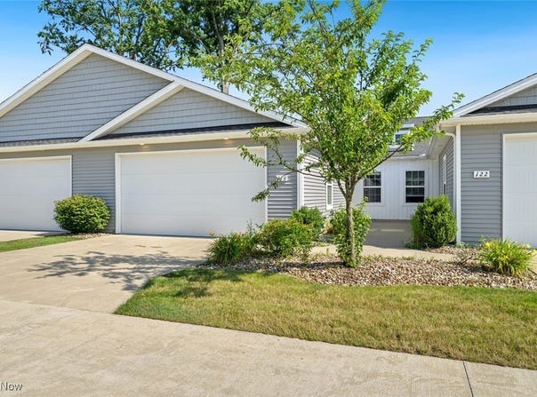 118 Fallen Oak Lane, Elyria, OH 44035