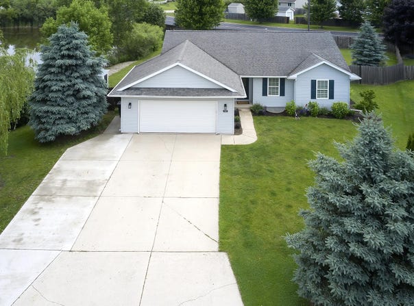 1567 MEADOW HEIGHTS Circle, NEENAH, WI 54956