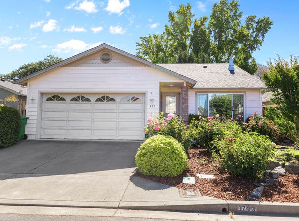 1723 SE Brookhurst Way, Grants Pass, OR 97527