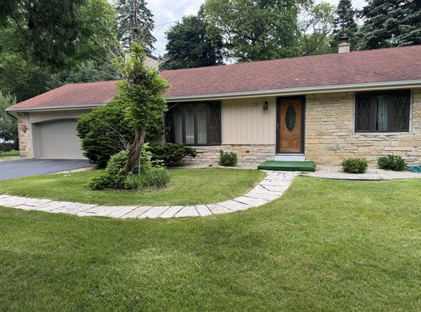 1260 Westbrooke Pkwy, Waukesha, WI 53186