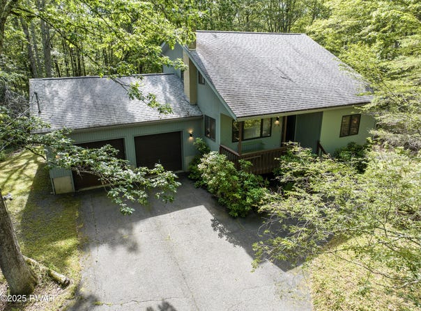 216 Canterbrook Drive, Lords Valley, PA 18328
