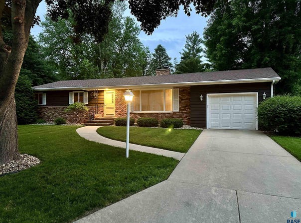 511 W Crawford St, Luverne, MN 56156