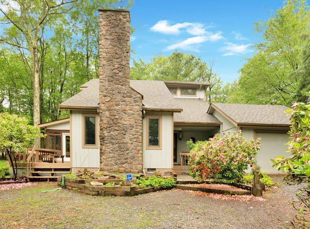 65 MAPLEWOOD ROAD, LAKE HARMONY, PA 18624