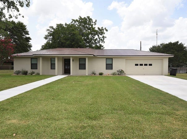 303 North Upton Avenue, Schulenburg, TX 78956