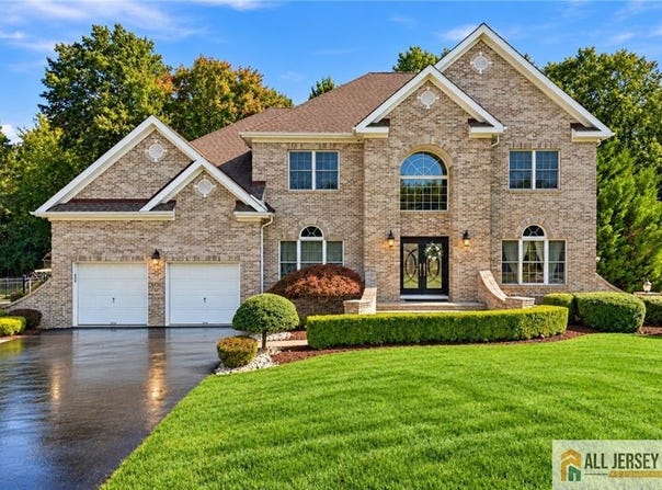 10 Treetops Drive, Monroe, NJ 08831