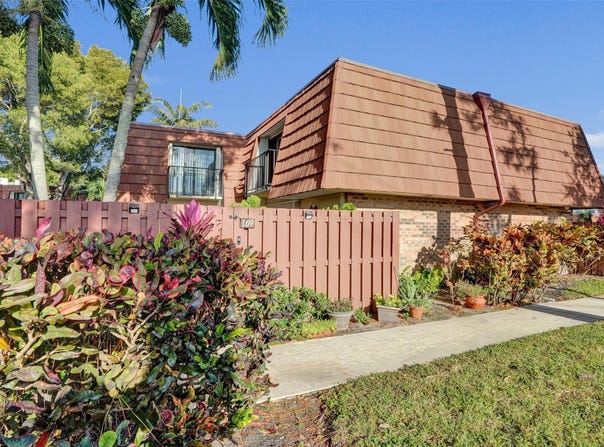 1525 Augusta Circle, Delray Beach, FL 33445