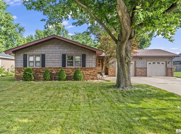 221 GLENN Drive, Chatham, IL 62629