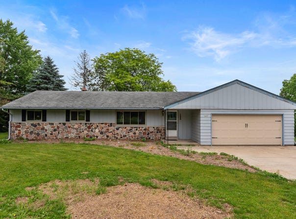 1050 Scenic Rd, Hubertus, WI 53033