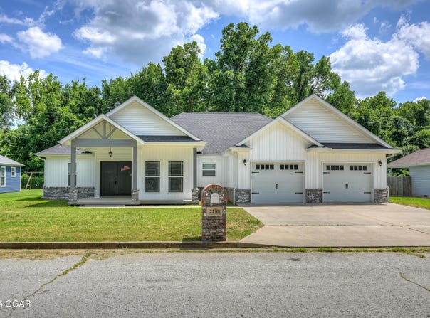 2258 S Greystone Square, Webb City, MO 64870