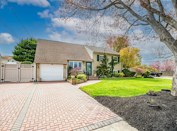 958 N Queens Avenue, Lindenhurst, NY 11757