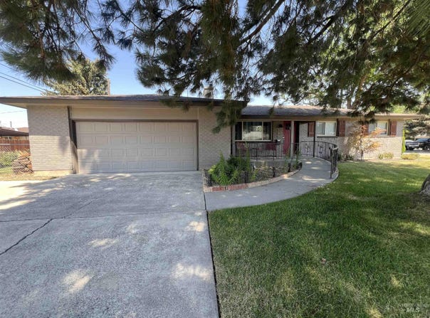 760 E 16th N, Mountain Home, ID 83647