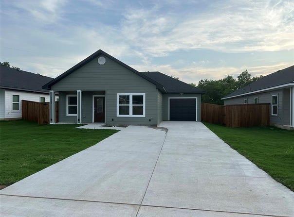1009 S Preston Street, Ennis, TX 75119