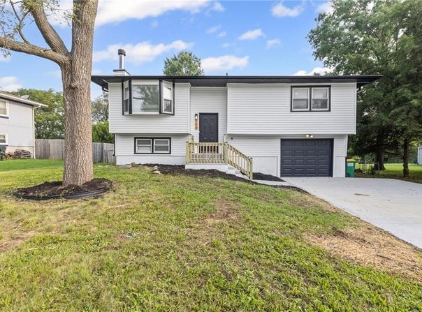 104 W Meriwood Lane, Edgerton, KS 66021
