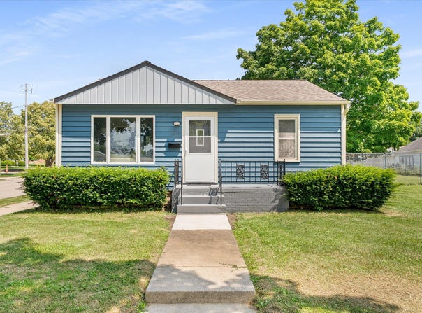 1937 Wustum Ave, Racine, WI 53404