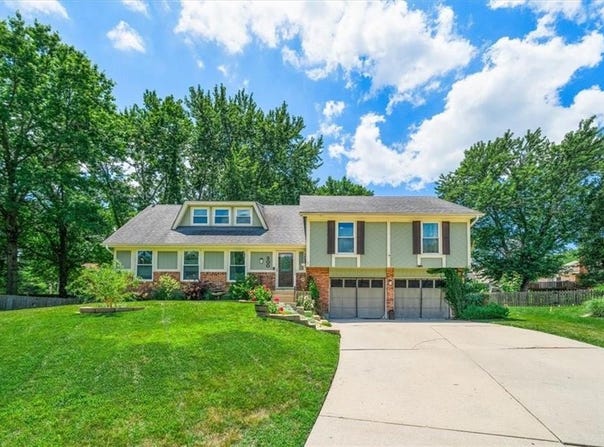 200 NE Oak Tree Lane, Lee's Summit, MO 64086