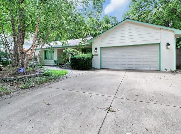 1116 E James St, Derby, KS 67037