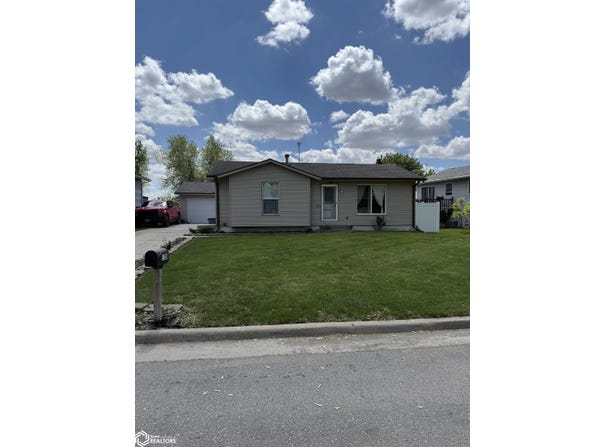 1208 Rolling Meadows Road, Marshalltown, IA 50158