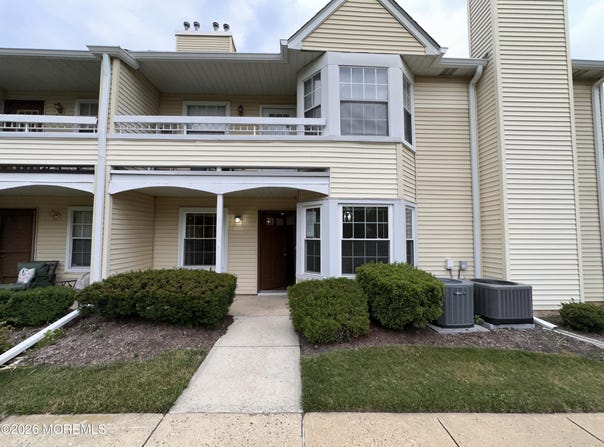 16 Fryer Court, Hightstown, NJ 08520