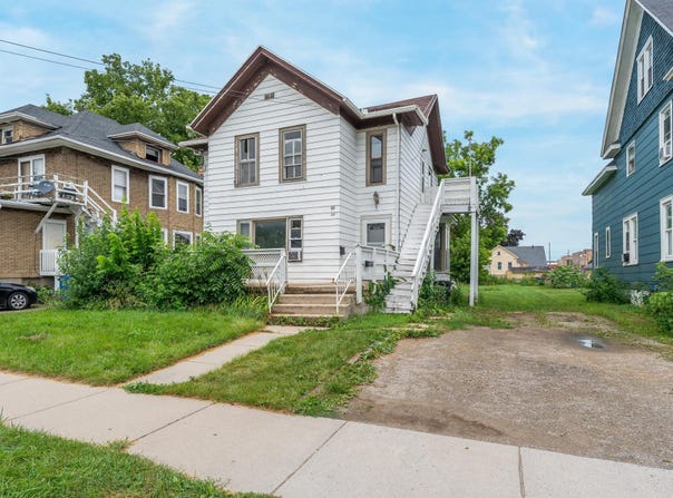 24 W 10TH Avenue, OSHKOSH, WI 54902