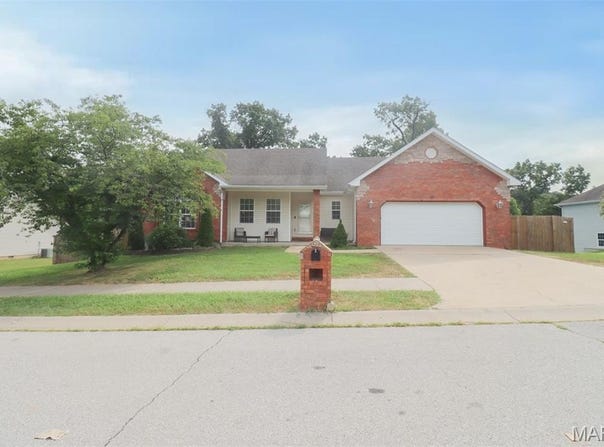 129 Birch Tree Circle, St Robert, MO 65584