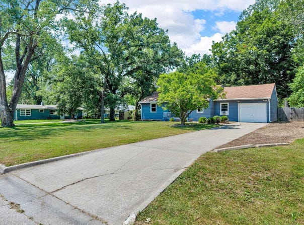 2033 SW James ST, Topeka, KS 66604