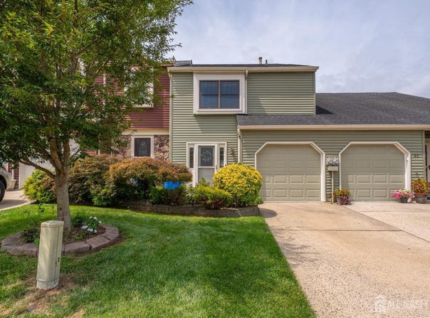 21 Knoll Court, Old Bridge, NJ 07747