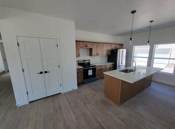 735 S HARRISON Dr, Springville, UT 84663