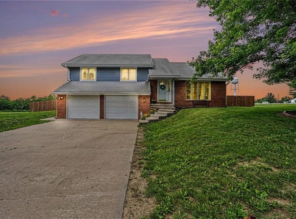 705 Benjamin Avenue, Gower, MO 64454