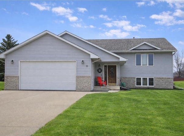 13 Riverside Road, Morris, MN 56267