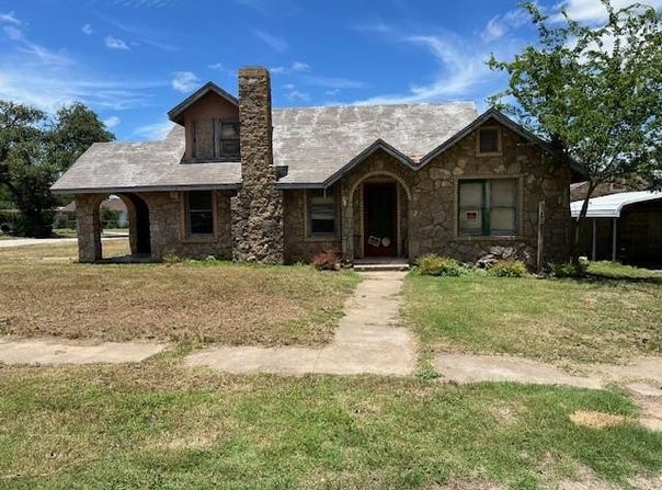 1421 S High St, Brady, TX 76825