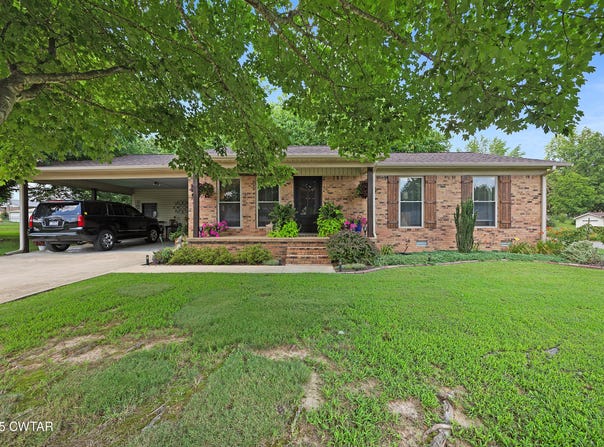 17 Greenbriar Avenue, Lexington, TN 38351