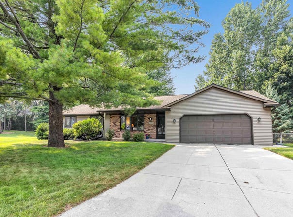 2254 LEDVINA Circle, GREEN BAY, WI 54313