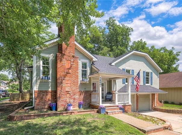 14001 S Tomahawk Drive, Olathe, KS 66062