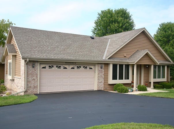 W242n2362 Deer Park Dr, Pewaukee, WI 53072