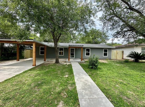 1203 E Hutchinson, Beeville, TX 78102