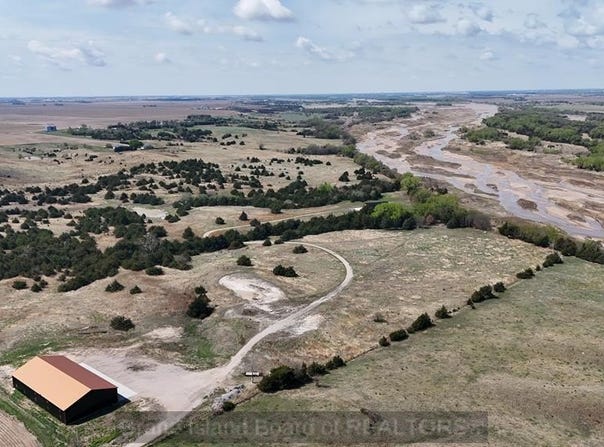 702 W 19th Rd, Phillips, NE 68865