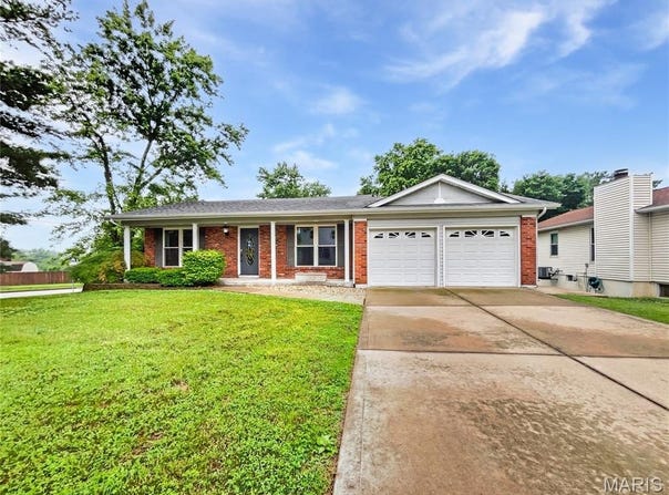 40 Ann Drive, St Peters, MO 63376