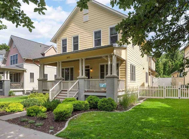 1072 Foster Rd, IowaCity, IA 52245