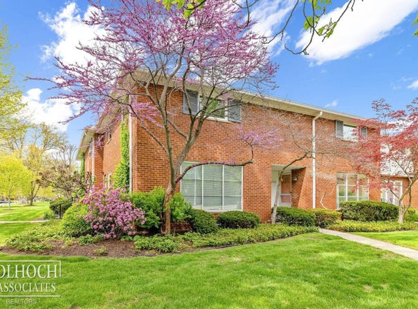 17209 E Jefferson Road, Grosse Pointe, MI 48230