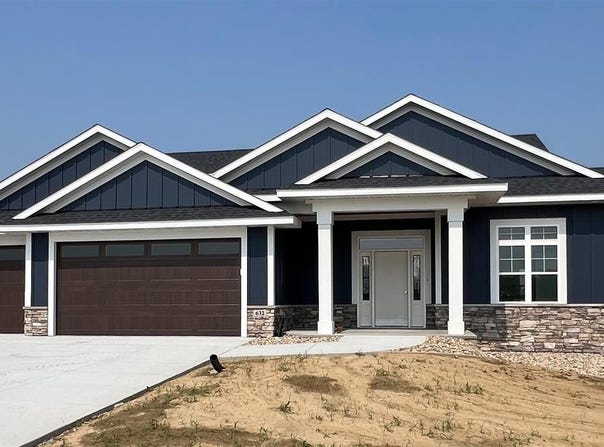 632 Rock Ridge Rd, IA 52340