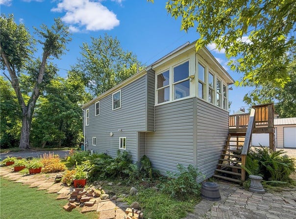 99 Main St, Fallston, PA 15066