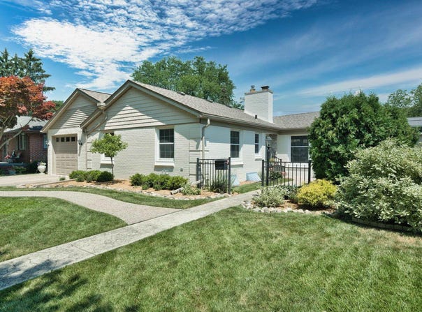 1038 Hawthorne, Grosse Pointe Woods, MI 48236