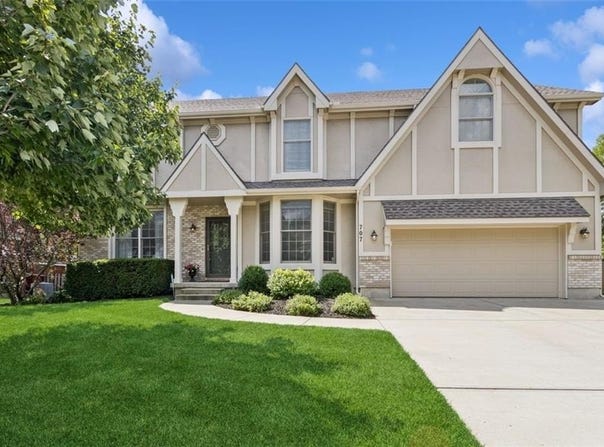 707 Cottonwood Drive, Lansing, KS 66043