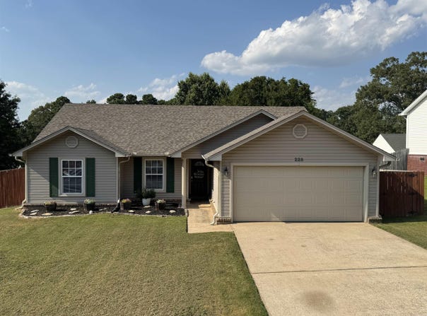 228 Sharon Oaks Ct, Benton, AR 72019
