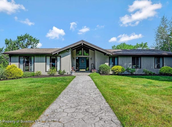 102 Old Windmill Road, Waverly Twp, PA 18411